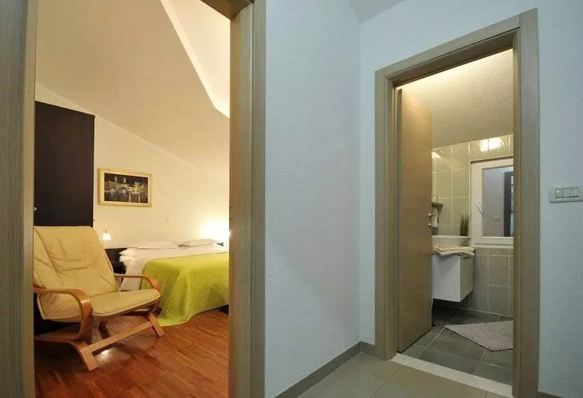 バルコニー付きスタンダードルーム, Apartments & Rooms Villa Maslina