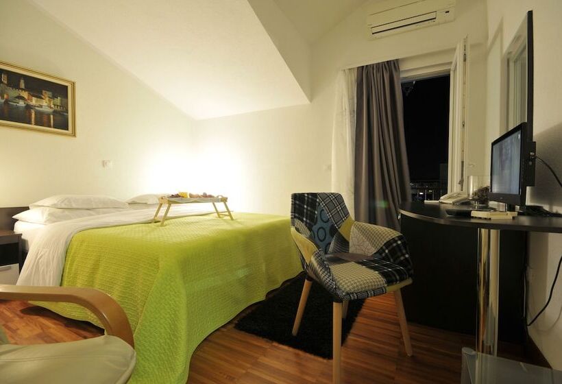 バルコニー付きスタンダードルーム, Apartments & Rooms Villa Maslina