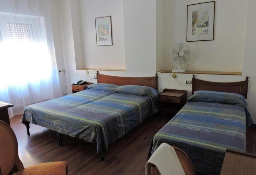 غرفة قياسية ثلاثية, Capri