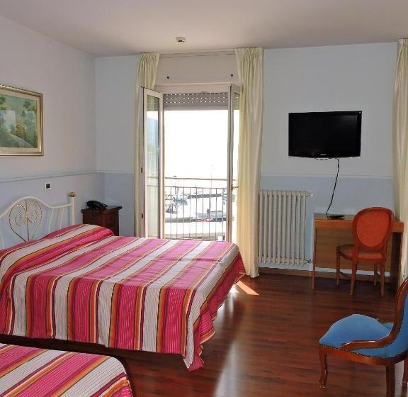 غرفة قياسية ثلاثية, Capri