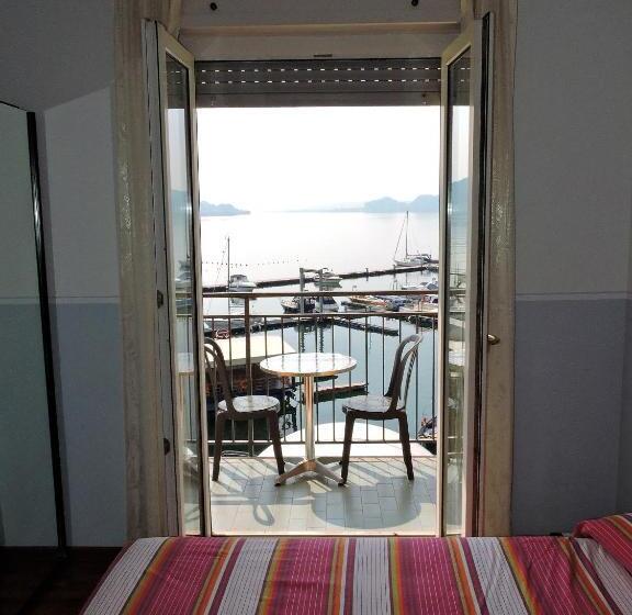 غرفة قياسية مطلّة علي البحيرة, Capri