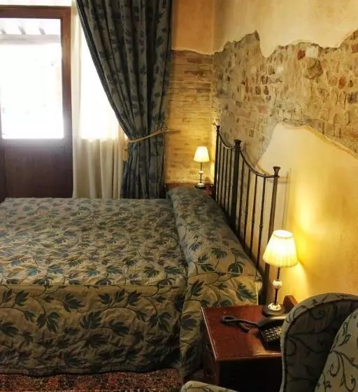 اتاق سوپریور, Castello Montegiove