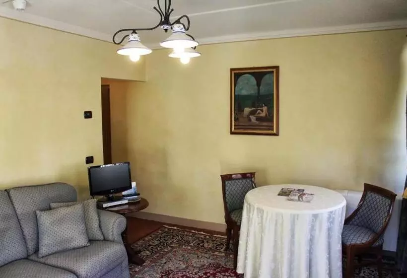 سوییت خانوادگی, Castello Montegiove
