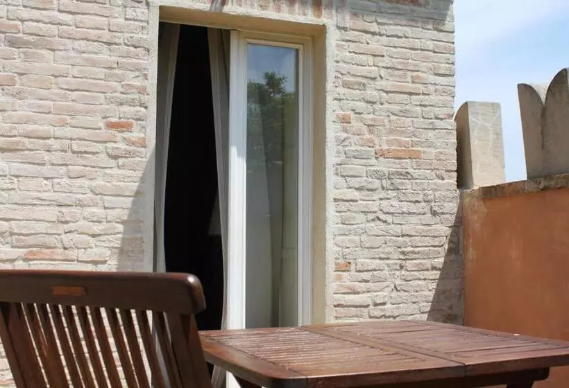 اتاق لوکس با بالکن و چشم‌انداز دریا, Castello Montegiove