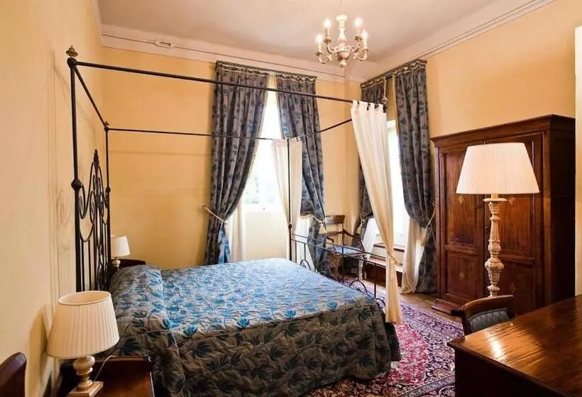 اتاق لوکس با بالکن و چشم‌انداز دریا, Castello Montegiove