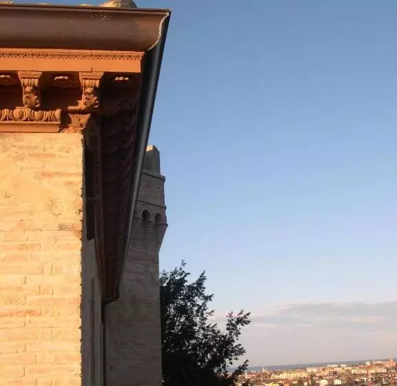 اتاق لوکس با بالکن و چشم‌انداز دریا, Castello Montegiove