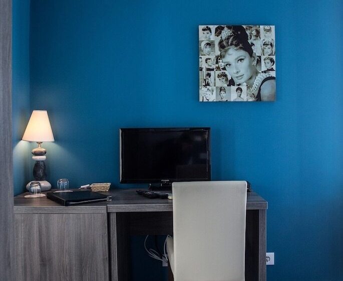 غرفة إقتصادية ثلاثية, De Charme Regency