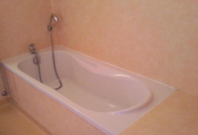 חדר סטנדרט לשלושה, Logis L Auberge Du Quercy Blanc