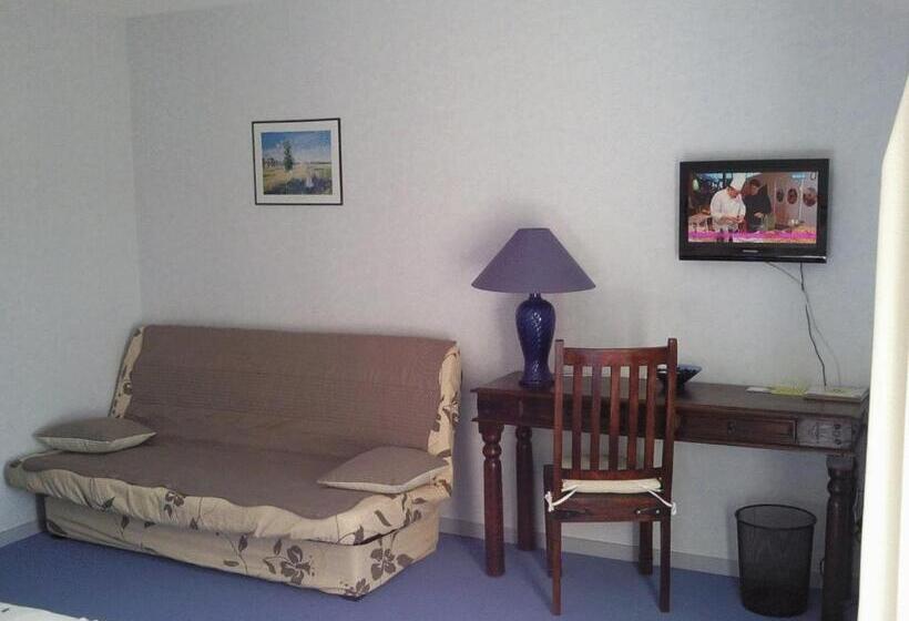 חדר סטנדרט לשלושה, Logis L Auberge Du Quercy Blanc