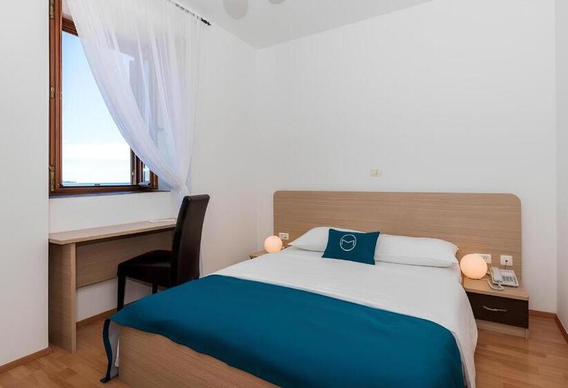 غرفة قياسية مطلّة علي البحر, Marina