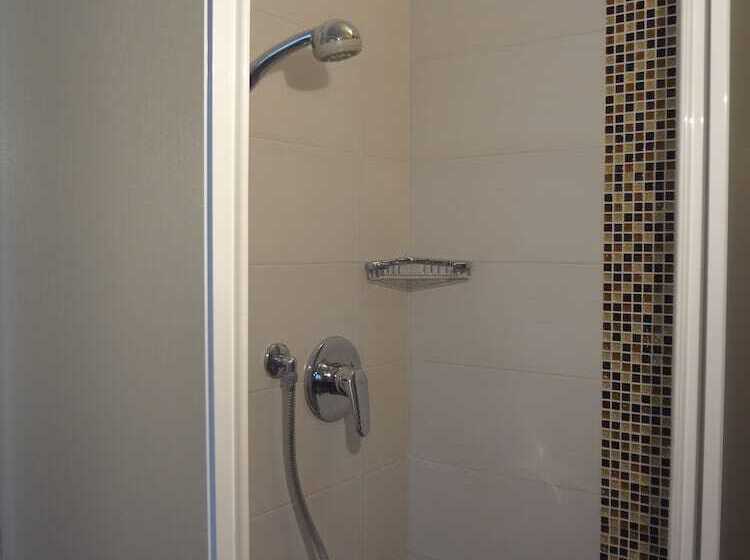 Chambre Standard Individuelle, Noce