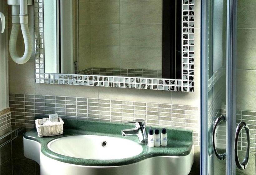 חדר סטנדרט, Numi & Medusa