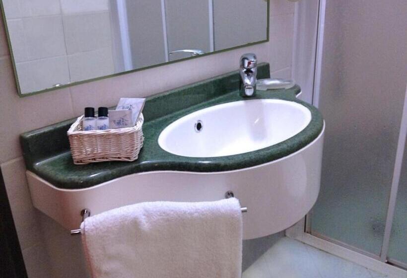 חדר סטנדרט לשלושה, Numi & Medusa