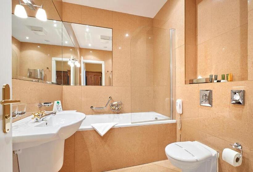 اتاق لوکس با بالکن, Salvator