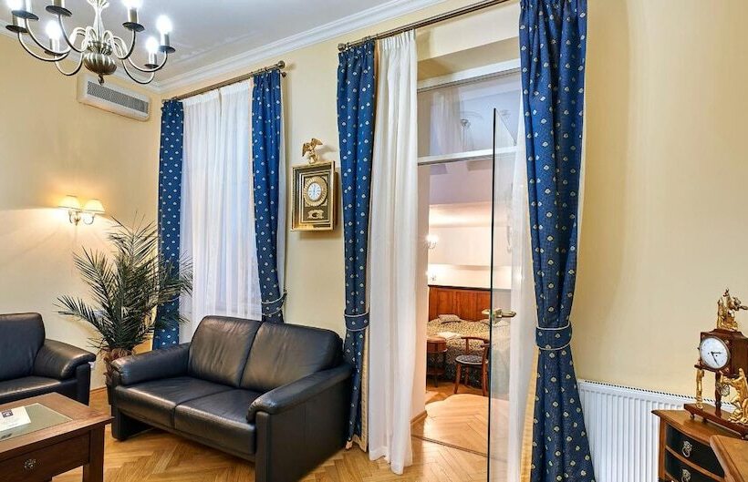 اتاق لوکس با بالکن, Salvator