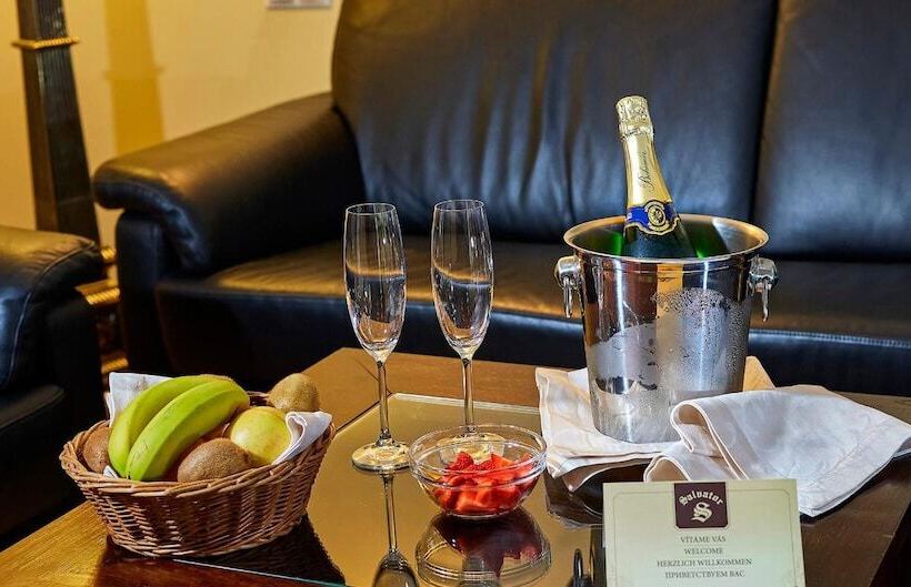 اتاق لوکس با بالکن, Salvator