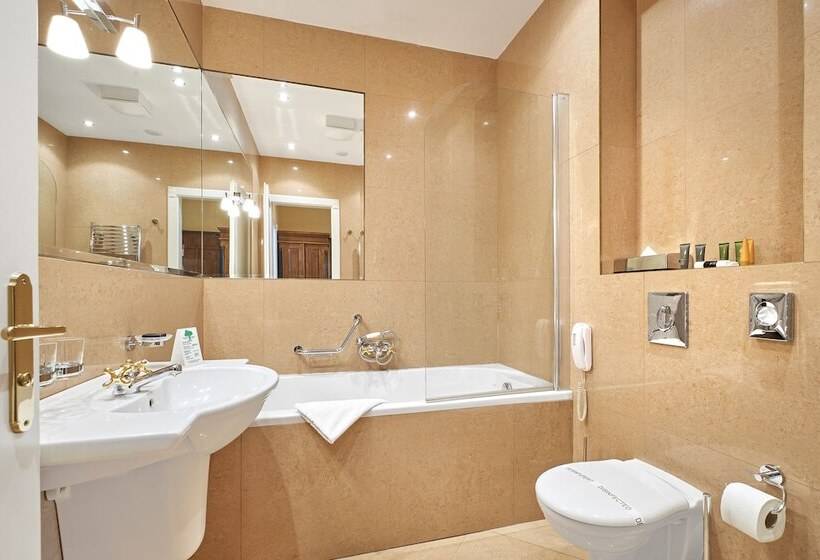 اتاق لوکس با بالکن, Salvator