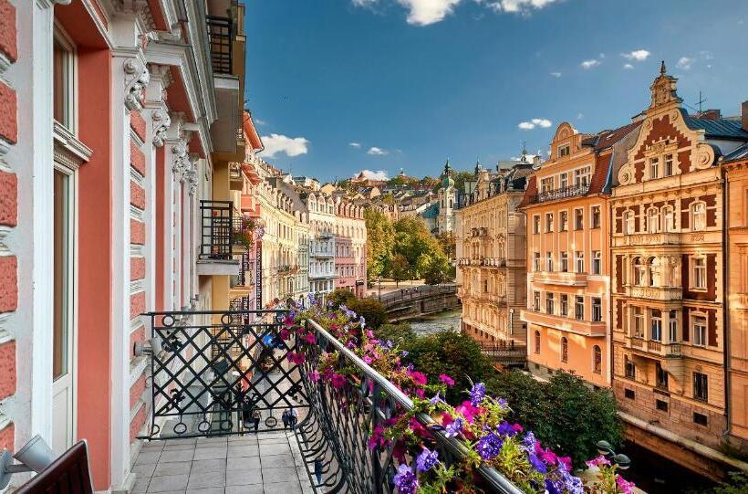 اتاق لوکس با بالکن, Salvator