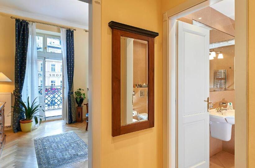 اتاق لوکس با بالکن, Salvator