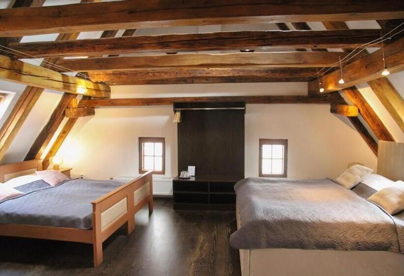 阁楼套房, Svambersky Dum