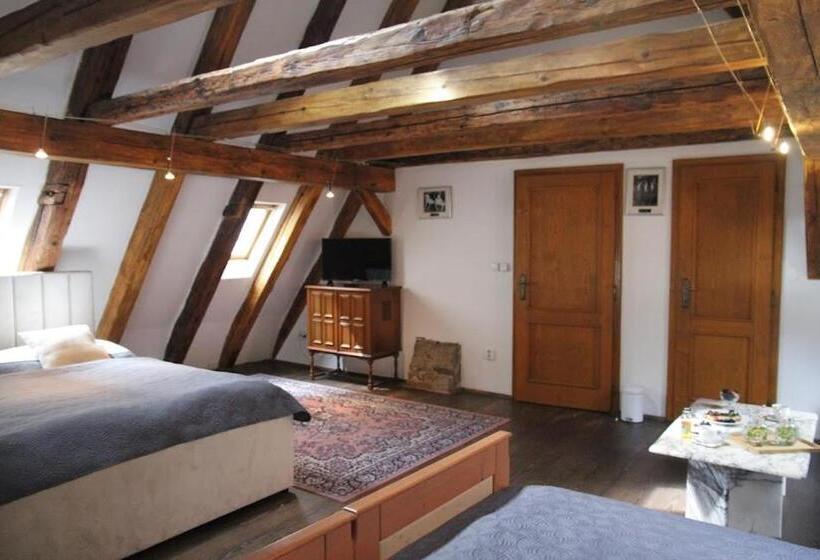 阁楼套房, Svambersky Dum