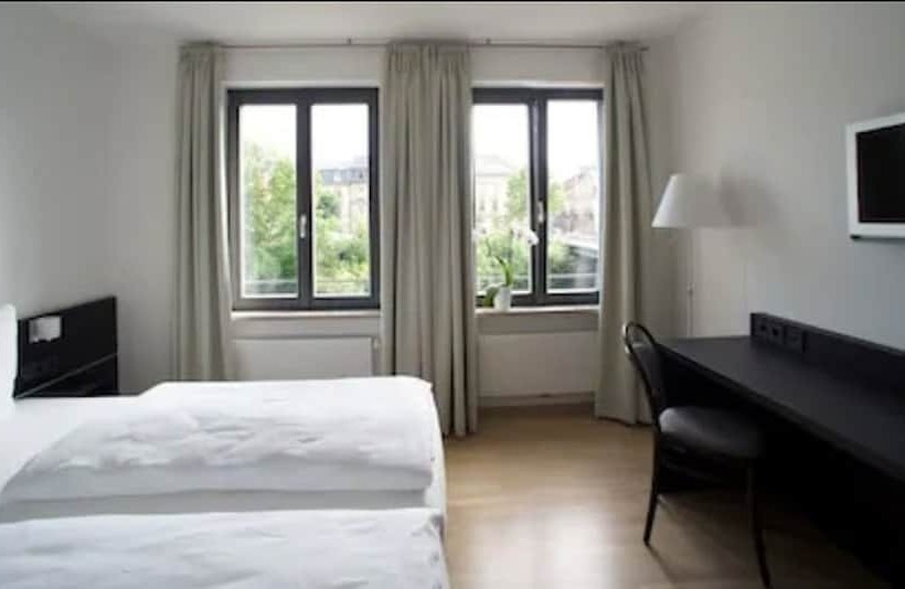 スタンダードルーム, Tandem