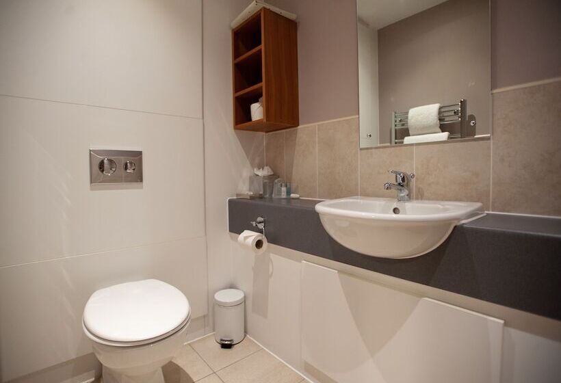 标准单人间, The Management Centre