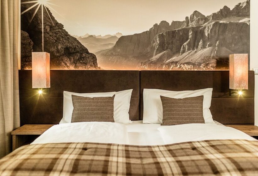 חדר סופריור לשלושה, Touring Dolomites