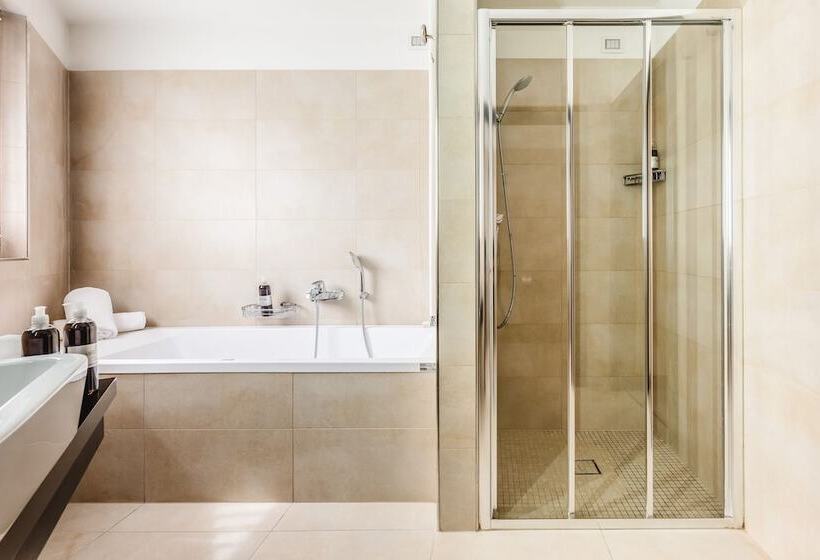 سوئیت جونیور با ماساژ آبی, Villa Madruzzo