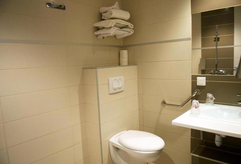 Номер Стандарт Трехместный, Brit Hotel Montpellier Euromédecine