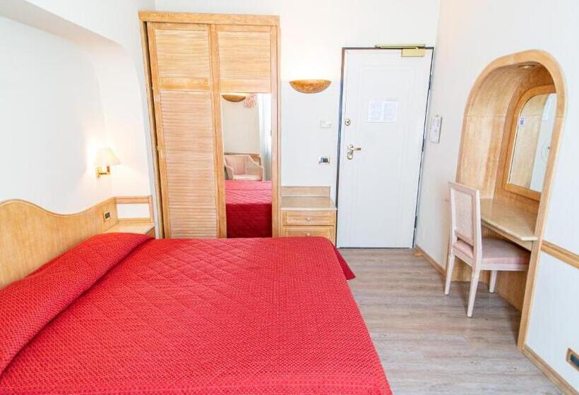 基本间, Bobby Executive