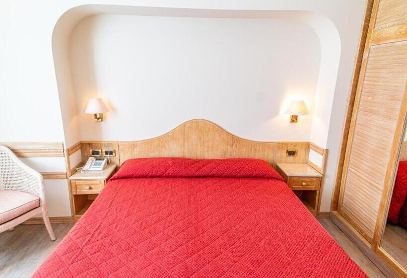 基本间, Bobby Executive