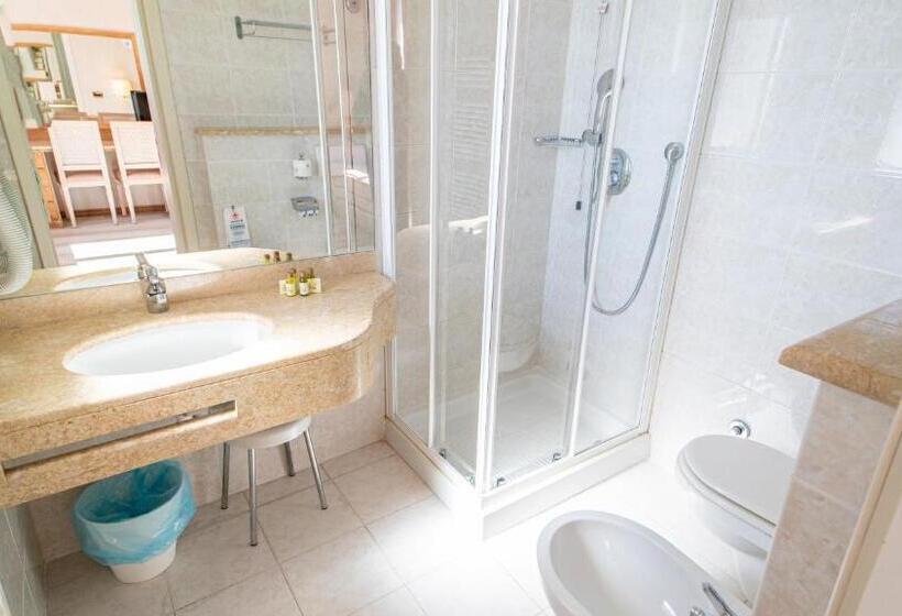 带阳台的三人标准间, Bobby Executive