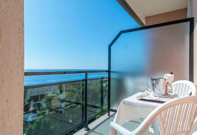 带阳台的三人标准间, Bobby Executive