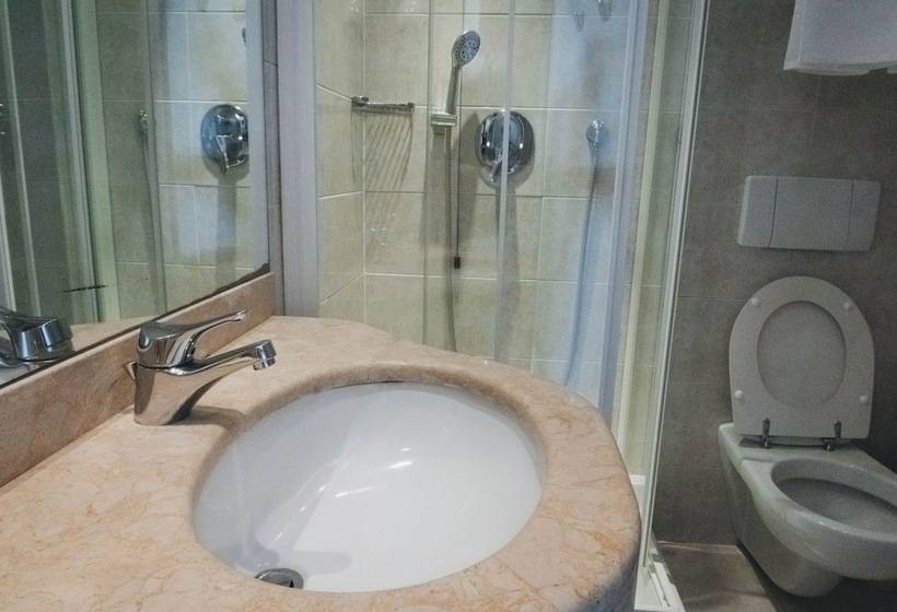 标准间, Bobby Executive