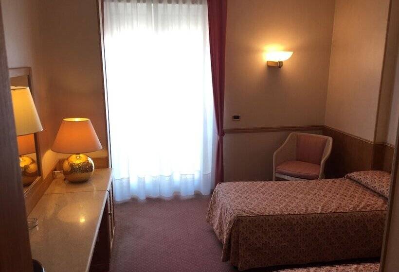 标准间, Bobby Executive