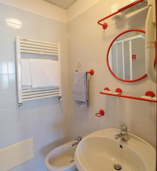 غرفة قياسية ثلاثية, Elena