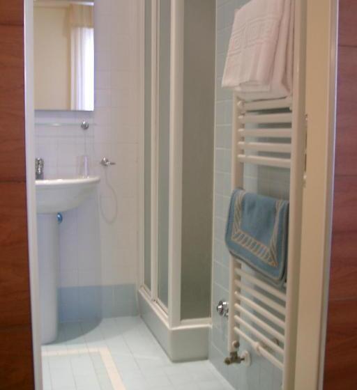 标准三人间, Gala