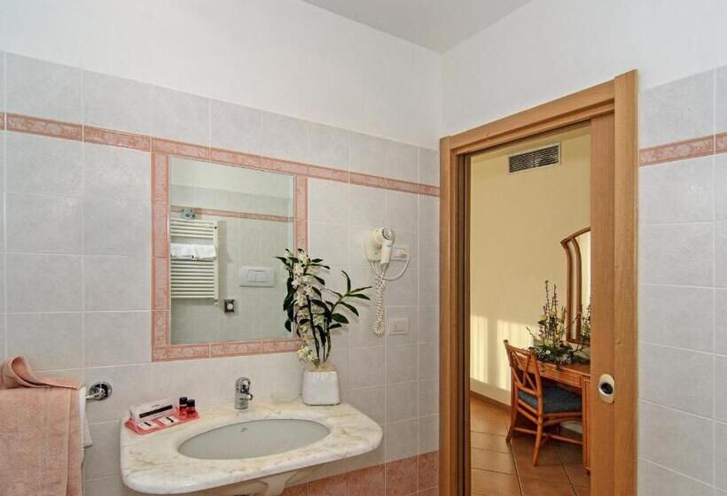 اتاق استاندارد سه نفره, Katy