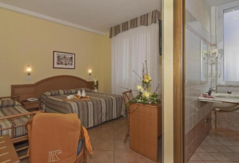 اتاق استاندارد سه نفره, Katy