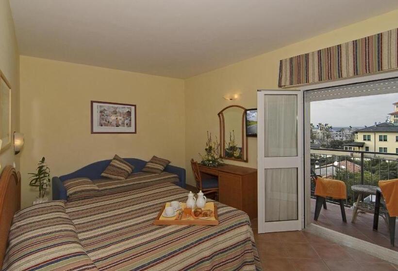 اتاق استاندارد سه تخته با بالکن, Katy