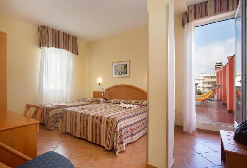 اتاق استاندارد سه تخته با بالکن, Katy