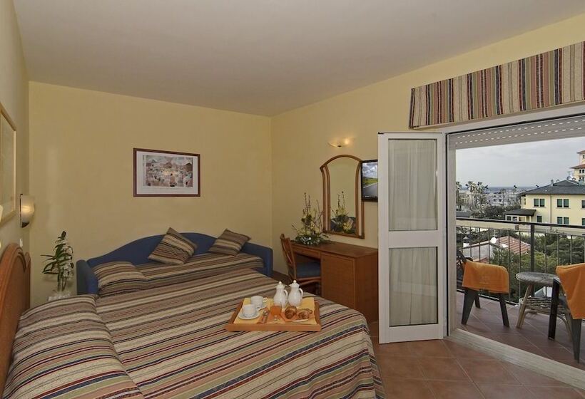 اتاق استاندارد سه تخته با بالکن, Katy