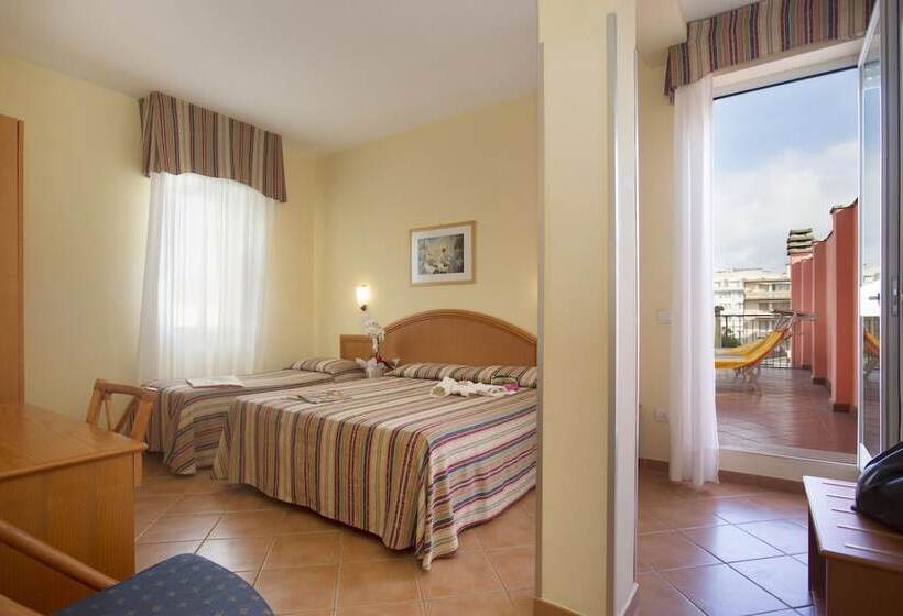 اتاق استاندارد سه تخته با بالکن, Katy