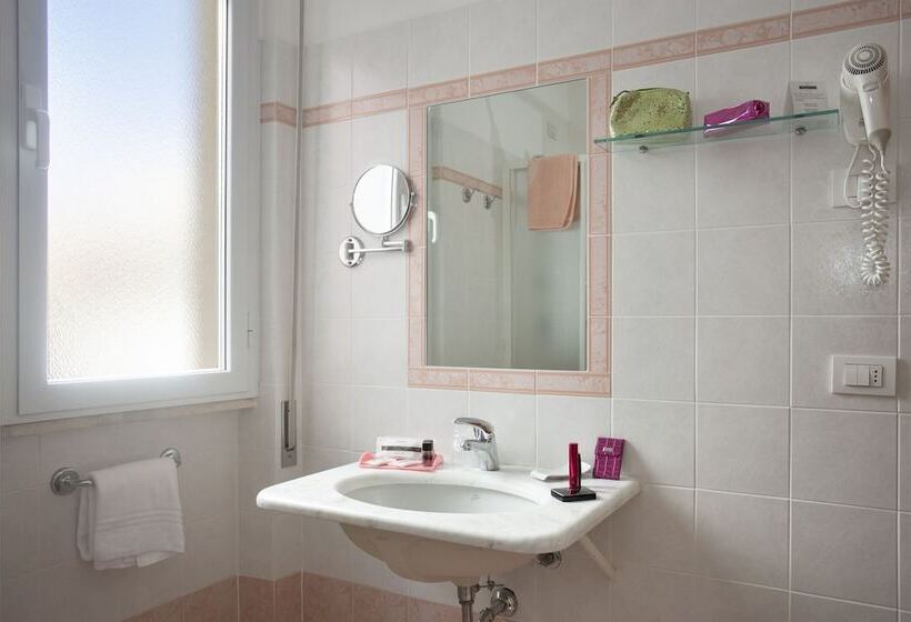 اتاق استاندارد سه نفره, Katy