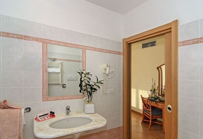 اتاق استاندارد سه نفره, Katy