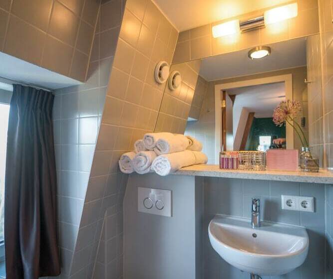 غرفة قياسية ثلاثية, Linden