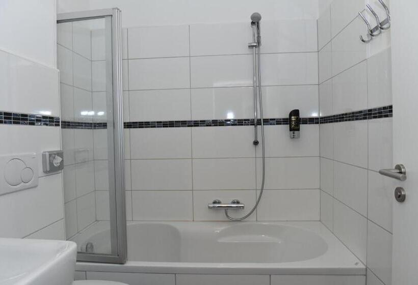 컴포트 룸, Olive Inn