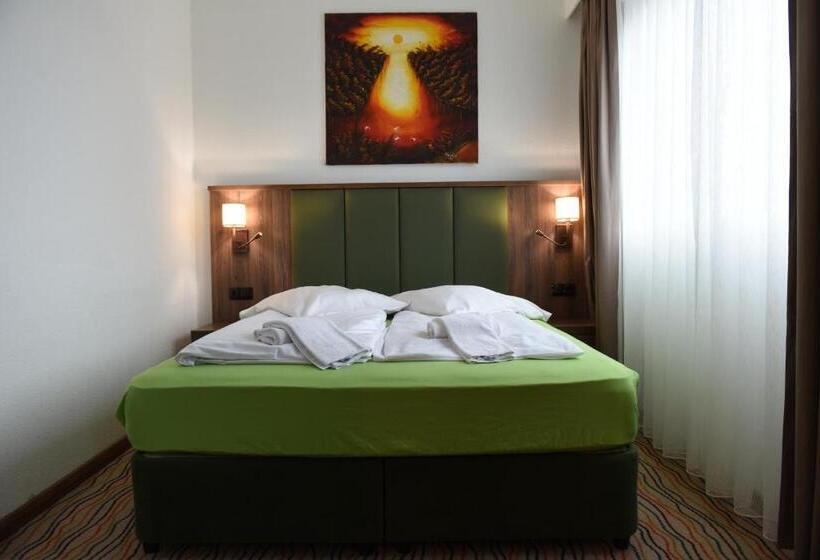 컴포트 룸, Olive Inn