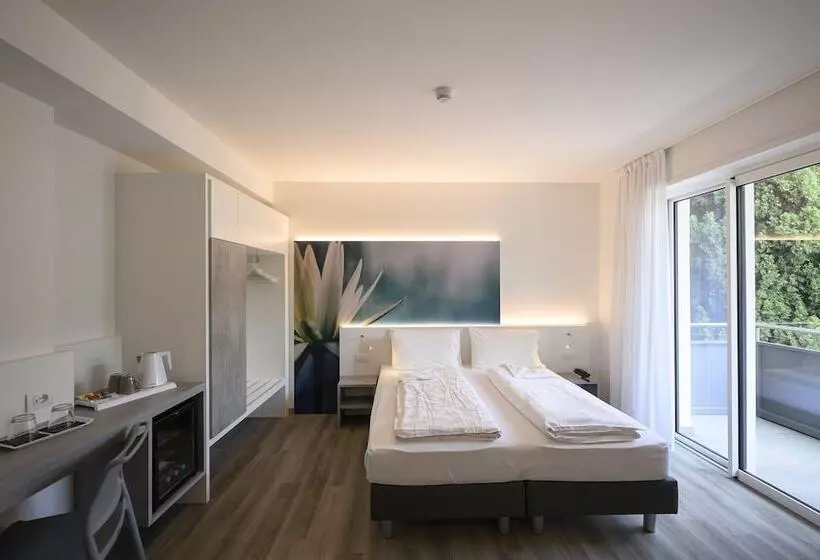Standard Kolmen Hengen Huone, Riviera